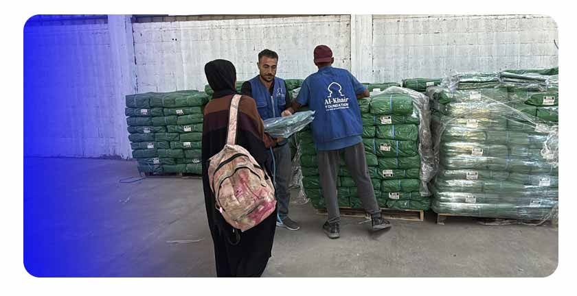 مؤسسة الخير توزع شوادر عازلة للمياه في غزة بتبرع من قطر الخير