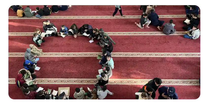 وجبات إفطار لحفظة القرآن في مسجد فلسطين بقطاع غزة